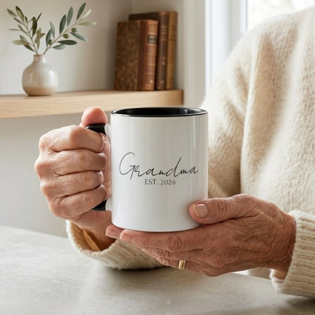 Mug Mémé Élégante Année de Création Design à Script Mi (Créateur téléchargé)