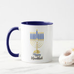 Mug Menorah avec lumière joyeuse Hanoukka<br><div class="desc">Idéal pour fêter la saison Hanoukka,  ce design présente notre graphique vectorielle menorah originale avec calligraphie de texte,  "Happy Hanoukka" salutation.  Conception composite par Holiday Hearts Designs (droits réservés).</div>