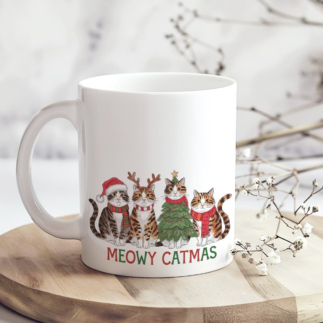 Mug Meowy Catmas Drôle de Noël Chats Cadeau de Fêtes (Meowy Catmas Funny Christmas Cats Holiday Gift Coffee Mug on a boho kitchen table.)