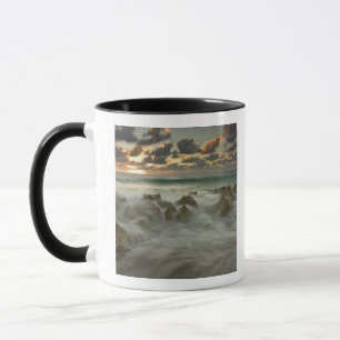 Mug Mer des Caraïbes, îles Caïmanes.  Foules écras