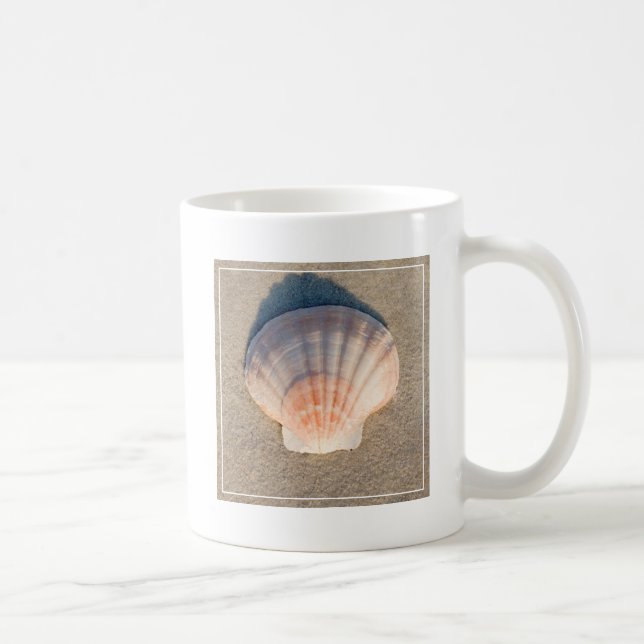 Mug Mer Shell s'étendant sur la plage sablonneuse (Droite)