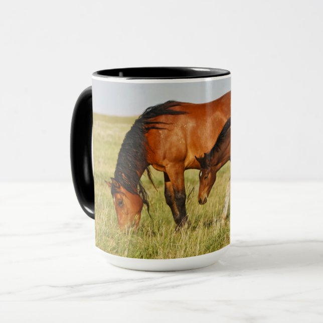 Mug Mère de cheval sauvage et poulain paissant (Devant gauche)