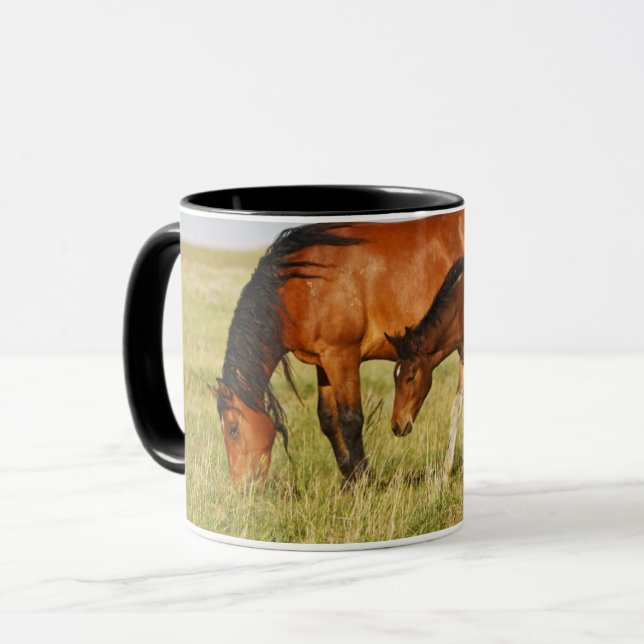 Mug Mère de cheval sauvage et poulain paissant (Devant gauche)