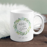 Mug Mère de germe d'eucalyptus<br><div class="desc">Une tenue de mariage douce et élégante pour votre fête de mariée, mug dispose d'une couronne d'aquarelle de sauge vert eucalyptus feuilles et feuillage avec "mère du marié" inscrit à l'intérieur en écriture manuscrite. Personnalisez avec votre date de mariage en dessous. Conçu pour correspondre à notre collection Eucalyptus Wreath.</div>
