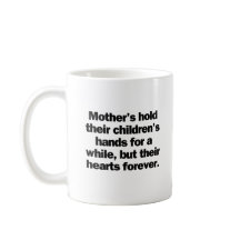 Mère tient les mains de leurs enfants pendant un m