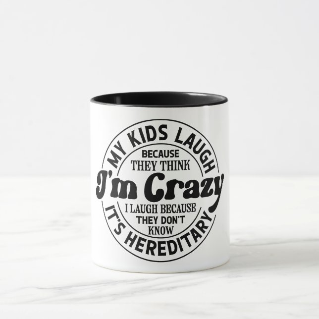 Mug Mes enfants rient parce qu'ils pensent que je suis (Centre)