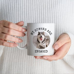 Mug Mes humains reçoivent un cadeau de Fiançailles de<br><div class="desc">Mes humains se marient Chien Fiançailles Gift Mug</div>