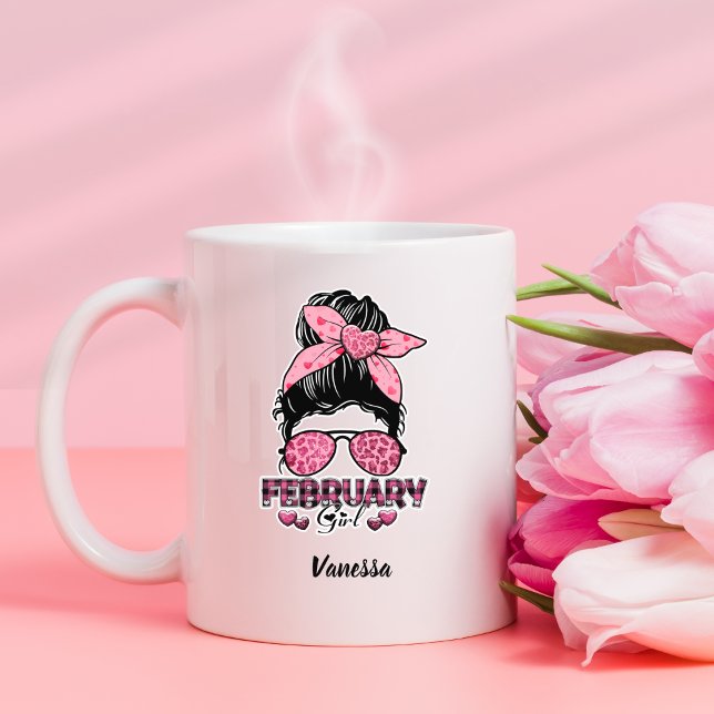 Mug Messy Bun Février Girl Leopard Plaid Coeurs roses (Cute Girly Pink Messy Bun Hearts, Plaid and Plaid Typography  February Girl Birthday Mug With Name  )