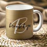 Mug Métal brossé or noir noir noir Monogramme de scrip<br><div class="desc">Cette élégante tasse à café personnalisée présente un monogramme et un prénom en écriture moderne noir et blanc sur un arrière - plan en métal brossé or.</div>