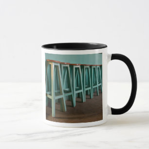 Mug Mexique, Oaxaca, Tabourets de bar verts alignés le