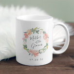 Mug Mi-été Floral Wreath Mère de la chambre<br><div class="desc">Un cadeau sucré et élégant pour la mère du marié,  mug dispose d'une couronne d'aquarelle de pivoines roses et de feuillage botanique avec "mère du marié" inscrit à l'intérieur en écriture manuscrite. Personnalisez avec votre date de mariage en dessous. Conçu pour correspondre à notre collection de fleurs de mi-été.</div>