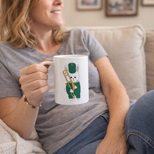 Mug Mignon lapin de fanfare au trombone vert et or (A mug with a rabbit playing the trombone in a green & gold marching band uniform.)