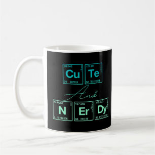 Mug Mignonne Et Nerdy Écrite Dans Les Éléments Du Péri
