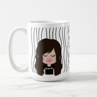 Mug Mignonne Femme Qui Soupçonne A Frappé De La Mug. C