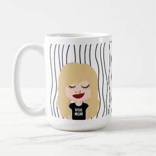 Mug Mignonne Femme Qui Soupçonne A Frappé De La Mug. C