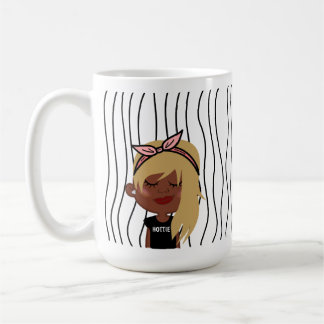 Mug Mignonne Femme Qui Soupçonne A Frappé De La Mug. C