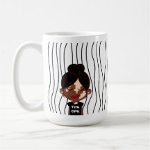 Mignonne Femme Qui Soupçonne A Frappé De La Mug. C