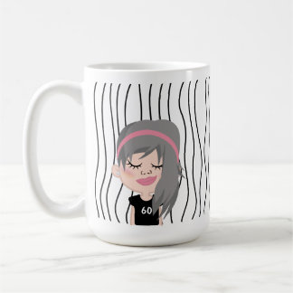 Mug Mignonne Femme Qui Soupçonne A Frappé De La Mug. C