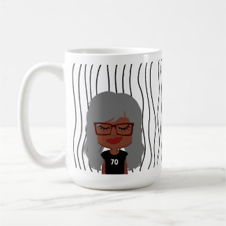 Mug Mignonne Femme Qui Soupçonne A Frappé De La Mug. C