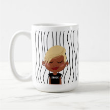Mignonne Femme Qui Soupçonne A Frappé De La Mug. C