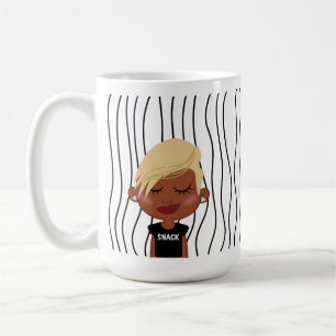 Mug Mignonne Femme Qui Soupçonne A Frappé De La Mug. C