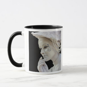Mug Mimeuse féminine se produisant à l'angle d'une rue