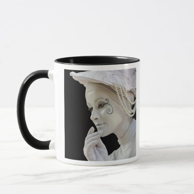 Mug Mimeuse féminine se produisant à l'angle d'une rue (Gauche)