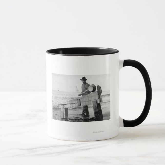 Mug Miner Washing Gold en Alaska Photographie (Droite)
