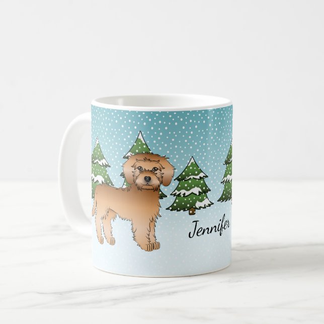 Mug Mini Goldendoodle abricot dans une forêt hivernale (Devant gauche)