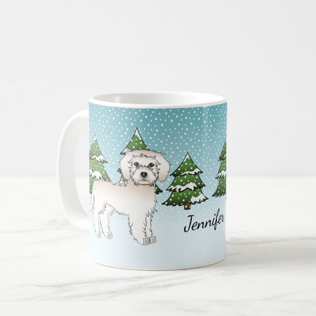 Mug Mini Goldendoodle crème dans une forêt hivernale (Devant gauche)