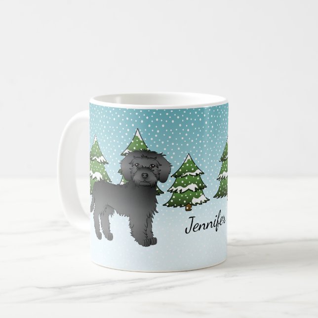 Mug Mini Goldendoodle noir dans une forêt hivernale (Devant gauche)