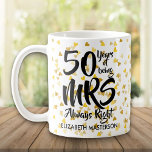 Mug Mme Toujours Droite Fun Golden 50th Anniversary<br><div class="desc">Le cadeau parfait du 50e anniversaire de mariage pour Mme Always Right. Personnalisez avec le nom et l'année mariage. Un cadeau amusant,  unique et personnalisable pour célébrer l'anniversaire mariage de n'importe qui. Conçu par Thisisnotme©</div>