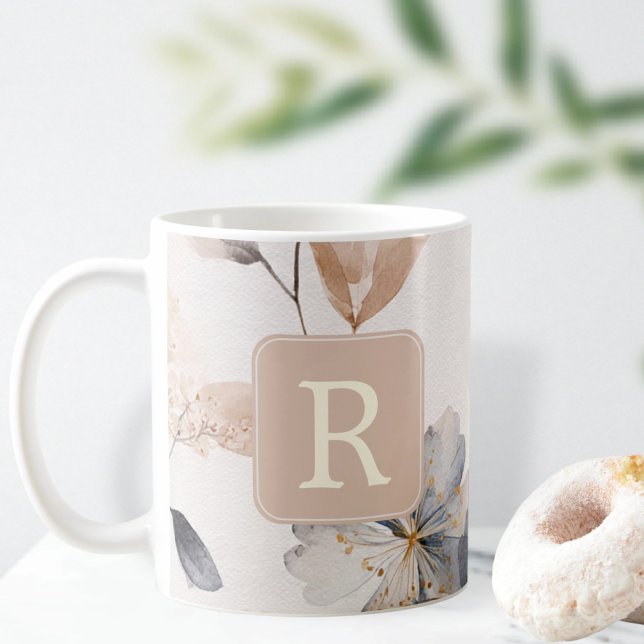 Mug Modèle de monogramme de jolie fleur personnalisé (Pretty Flower Monogram Template Personalized Giant Coffee Mug by Ricaso custom made mug monogrammed)