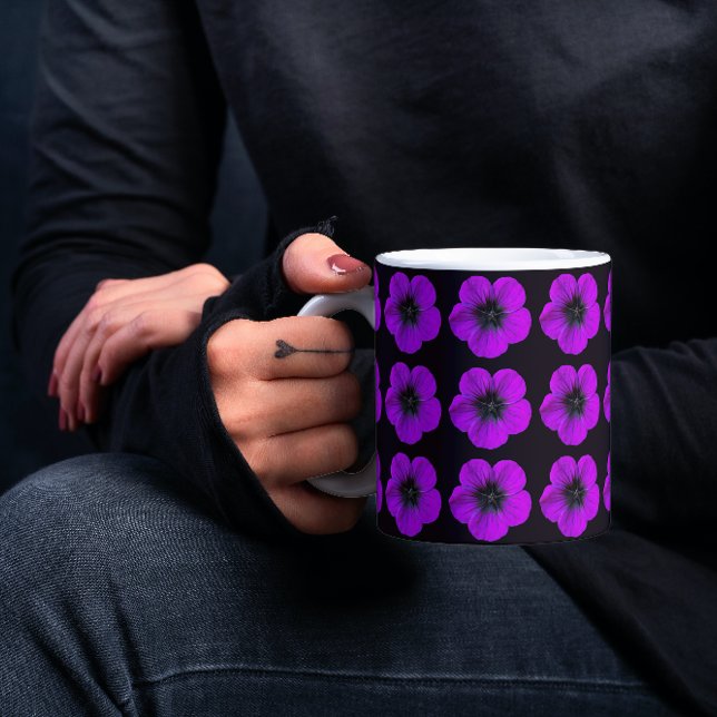 Mug Modèle floral de géranium violet sur noir (In Situ Held)