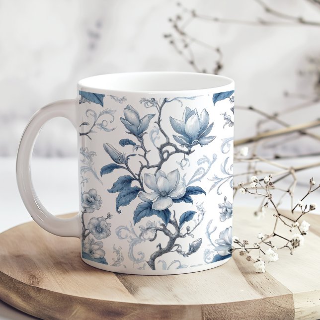 Mug Modèle floral Vintage bleu et blanc (Blue and White Vintage Floral Pattern Coffee Mug on a boho kitchen table with tiny white flowers)