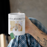 Mug Modern 3 Photo Collage Serez-Vous Ma Femme D'Accue<br><div class="desc">Planifier un mariage est une période passionnante pour n'importe qui, prendre des décisions importantes comme qui sera votre servante d'honneur n'est qu'une d'entre elles. Ces tasses à café design et moderne de collage photo sont une excellente façon de leur demander et leur donnera un garde-photo au trésor éternel. La tasse...</div>