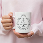 Mug Moderne 'Est-ce que cette bague me donne l'air Eng<br><div class="desc">La tasse moderne "Est-ce que cette bague me fait paraître fiancée ?" Un cadeau mignon pour ceux qui seront bientôt mariés. Avec l'illustration d'une bague fiançailles, le texte "Future Mme (ajouter le nom) et la date de la proposition ou du mariage prévu. Une belle occasion de poser avec cette tasse...</div>