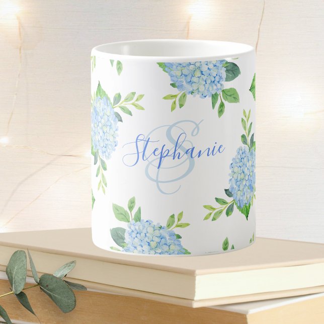 Mug Moderne Floral bleu Hydrangée Aquarelle Monogramme (Créateur téléchargé)