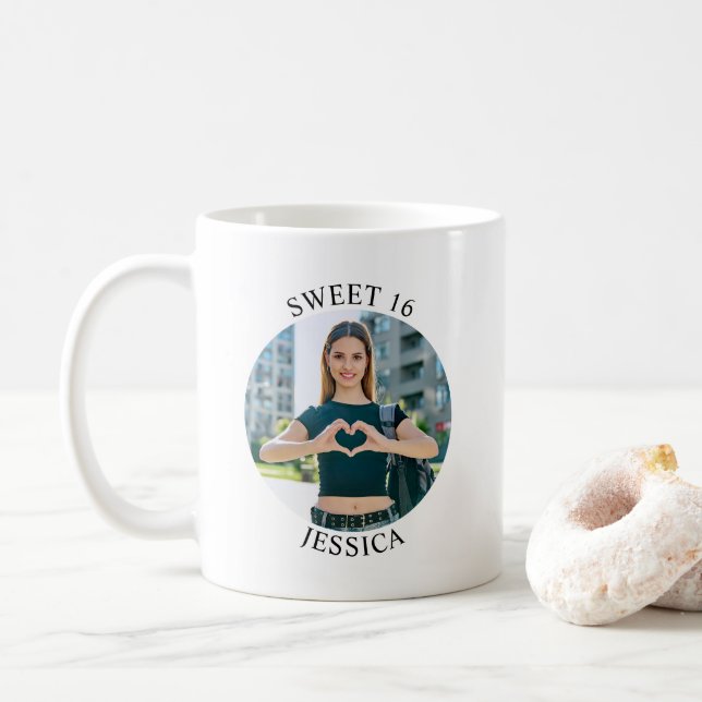 Mug Moderne minimaliste Sweet 16 Birthday Circle Photo (Avec donut)
