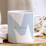 Mug Moderne Monogramme surdimensionné Initiale & Nom<br><div class="desc">Chic et tendance mug avec une grande initiale monogrammée et un nom sur les deux côtés en polices simples et modernes. Si vous avez besoin d'aide pour customiser ceci,  s'il vous plaît envoyez-moi un message en utilisant le bouton ci-dessous et je serai heureux de vous aider.</div>