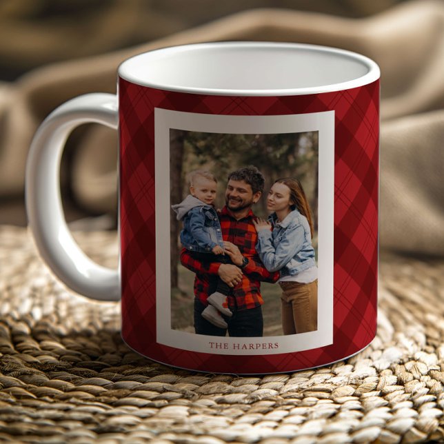 Mug Moderne Noël Photo Monogramme Carreaux Rouges Rust (Modern red plaid rustic monogram photo Christmas mug.)