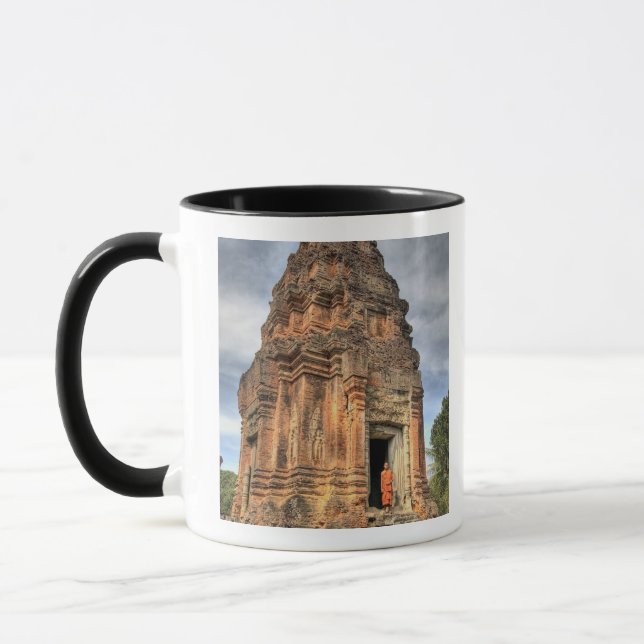 Mug moine bouddhiste debout dans l'encadrement de la p (Gauche)