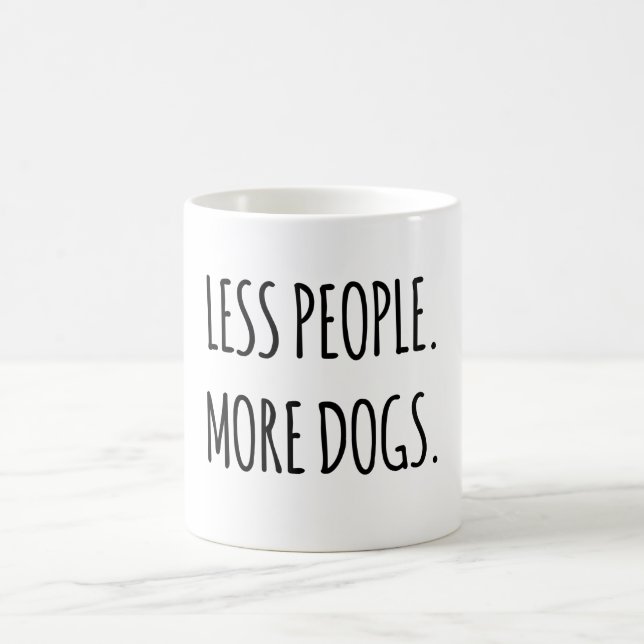 Mug Moins De Gens. Plus de chiens. (Centre)