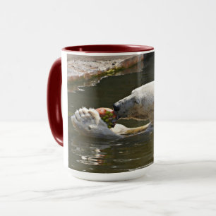 Mug Moment de l'ours polaire mangeant un fruit