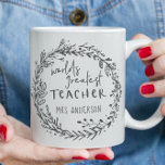 Mug monde meilleur enseignant moderne minima couronne<br><div class="desc">le plus grand professeur du monde dessin de couronne dessinée à la main. Des florifères tracés à la main et un texte de script moderne. Montrez à votre professeur que vous vous souciez cette année avec ce design réfléchi.</div>