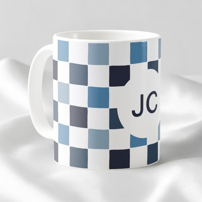 Mug Monogramme À damiers Bleu Blanc Moderne Simple (Monogram Checkered Blue White Modern Simple Coffee Mug)