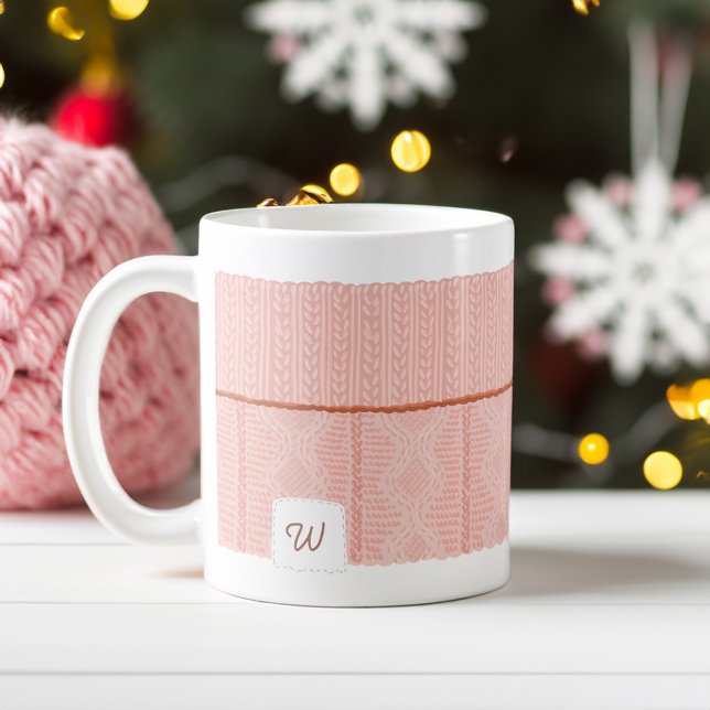 Mug Monogramme à manches à manches rose doux et chaud (Cozy & Warm Knitted Pink Sweater Sleeve Monogram Coffee Mug)