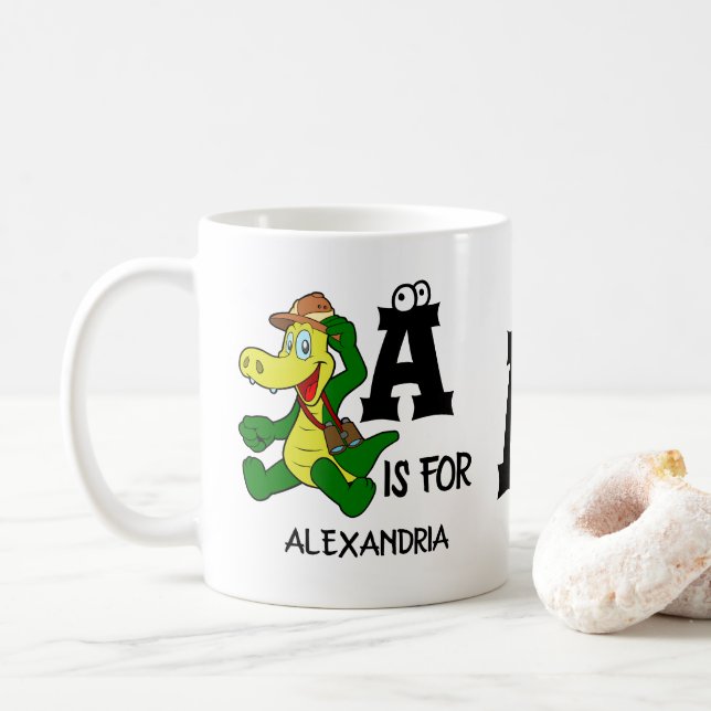 Mug Monogramme A personnalisé est pour Alligator drôle (Avec donut)