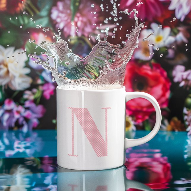Mug Monogramme à points de polka rose et blanc (Pink and White Polka Dot Monogram Coffee Mug)