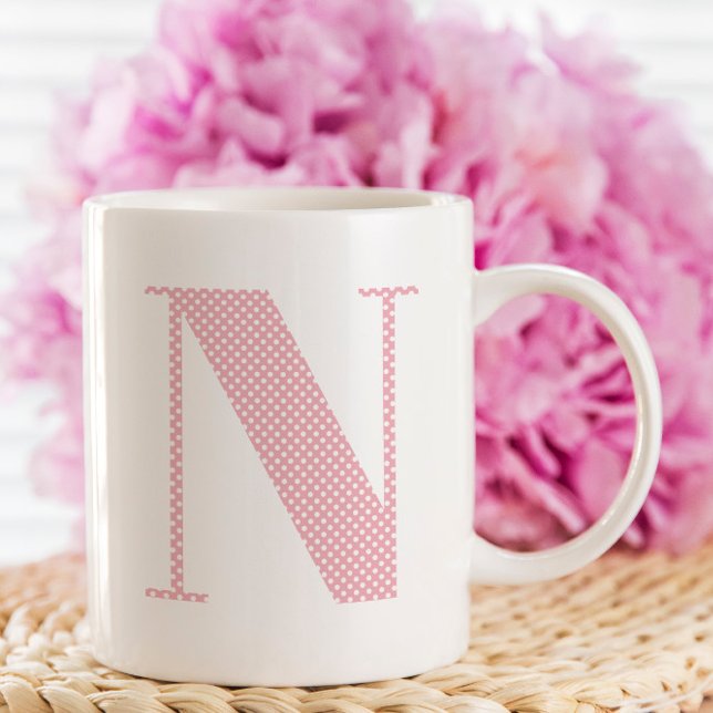 Mug Monogramme à points de polka rose et blanc (Create your own pink and white polka dot monogrammed mug.)